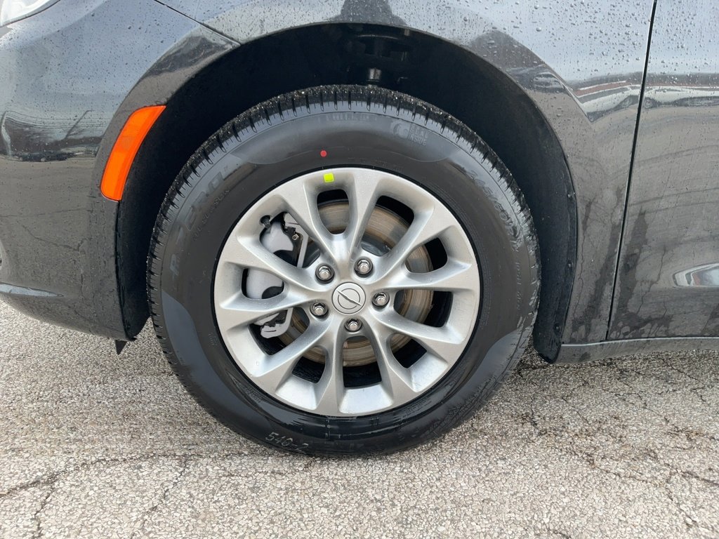 New 2026 Chrysler Pacifica Limited w/ Uconnect Theater Family Group image 16