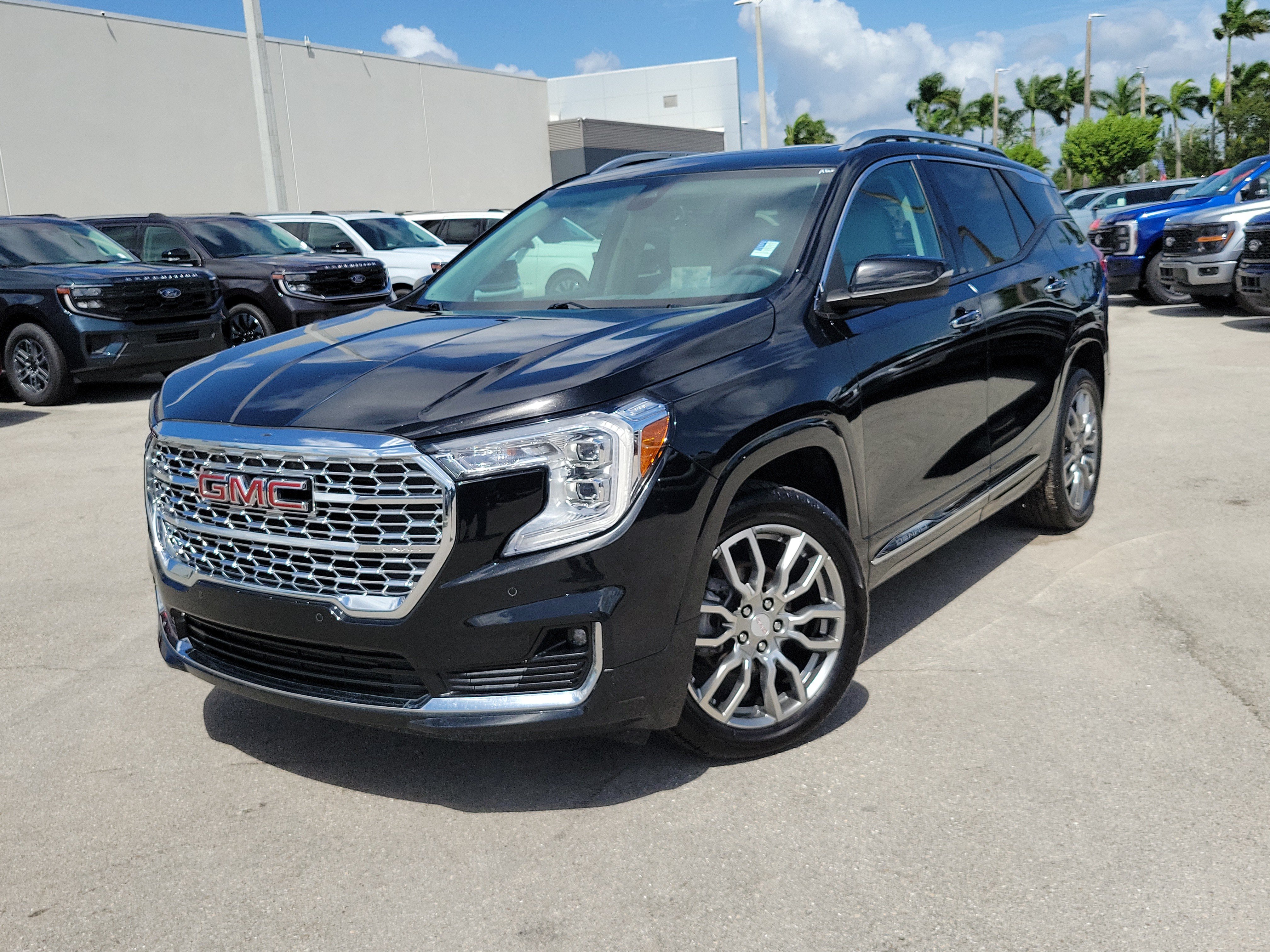 Used 2023 GMC Terrain Denali AWD/4WD image 1