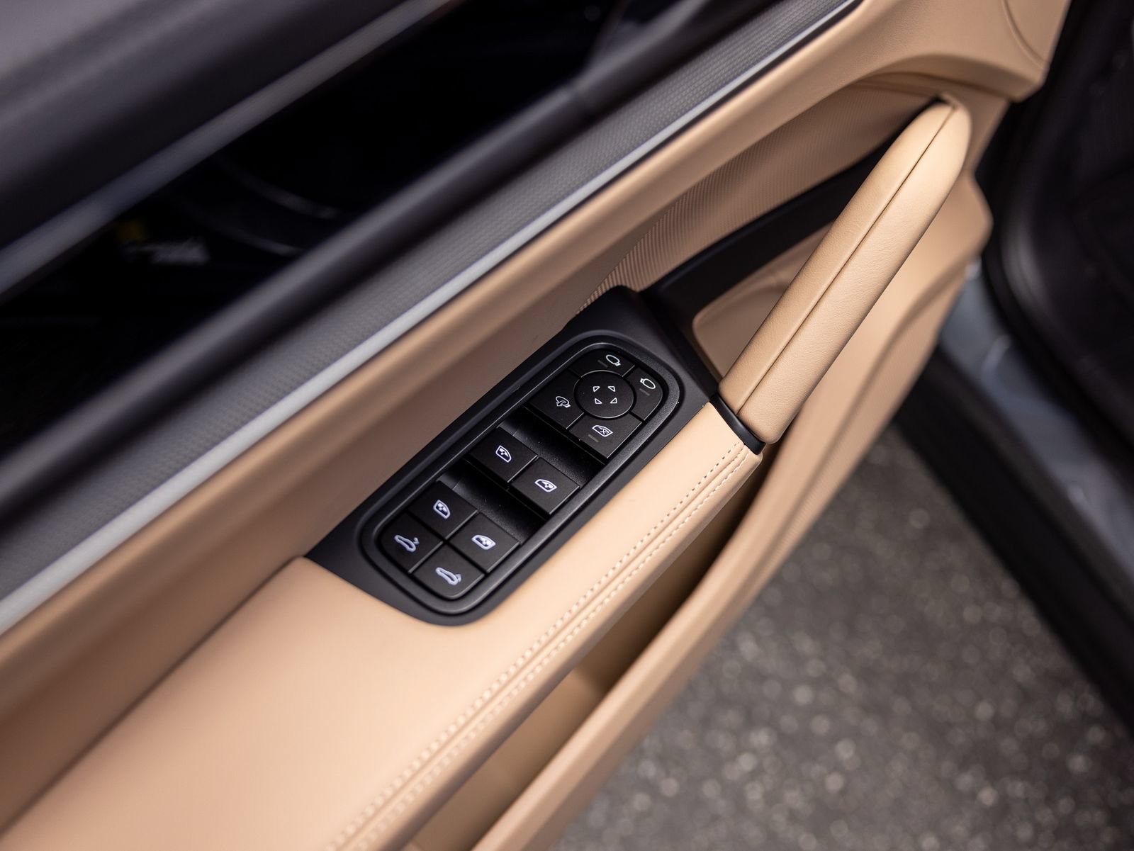 New 2026 Porsche Cayenne Coupe AWD/4WD image 44