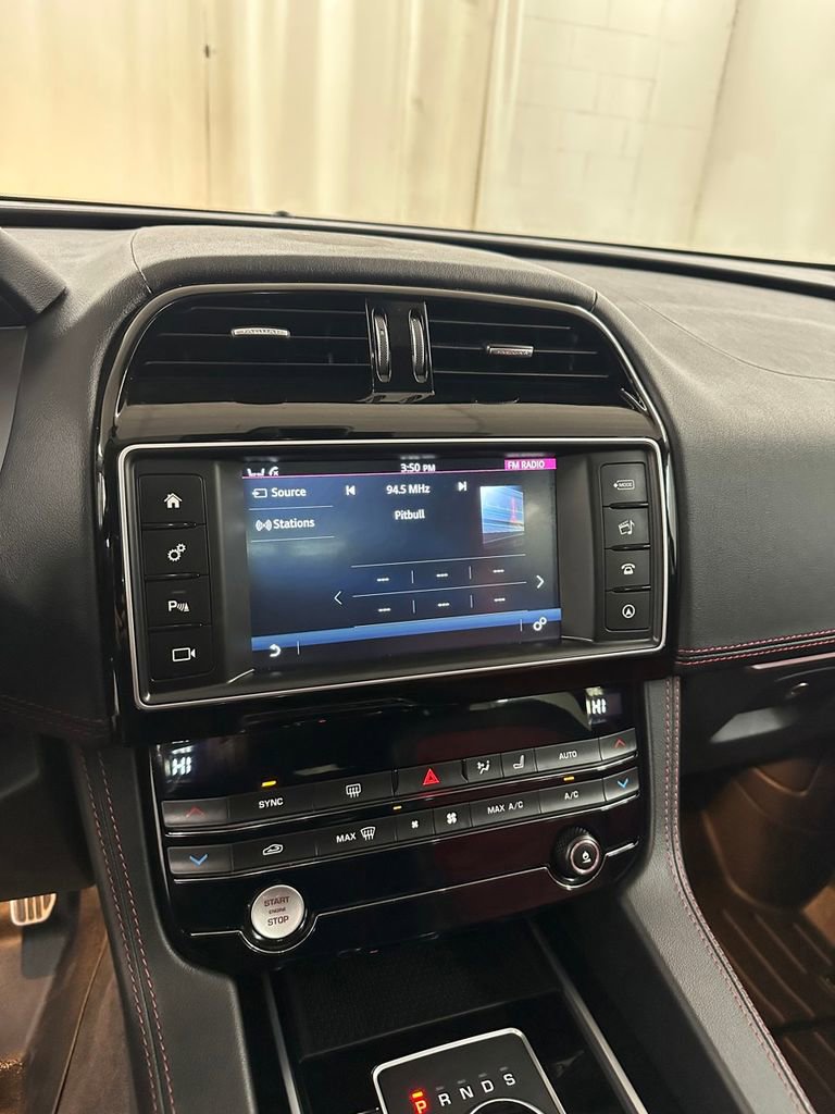 Used 2017 Jaguar F-PACE R-Sport image 20