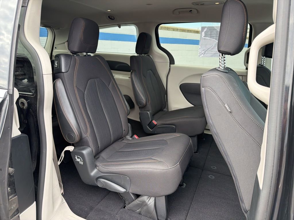 Used 2017 Chrysler Pacifica Touring image 24