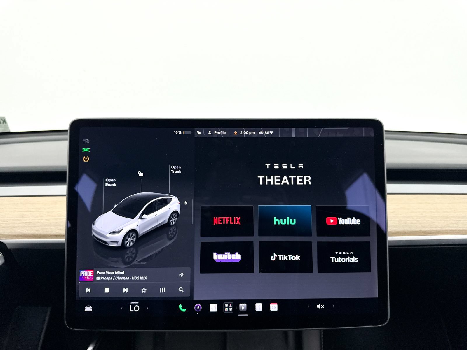 Used 2022 Tesla Model Y Long Range AWD/4WD image 23