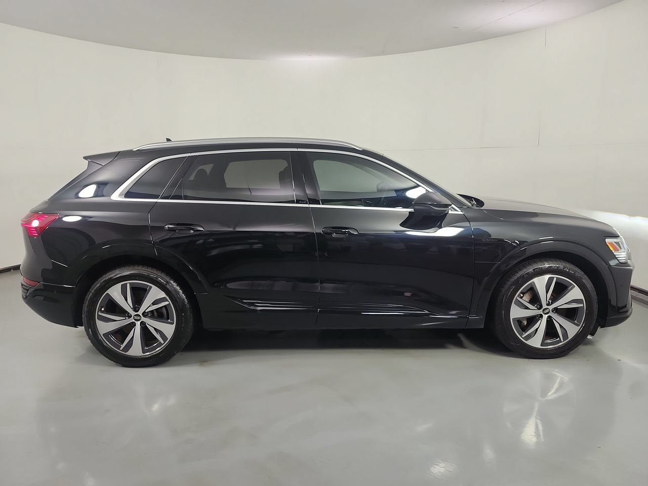 Used 2024 Audi Q8 e-tron Premium Plus AWD/4WD image 37