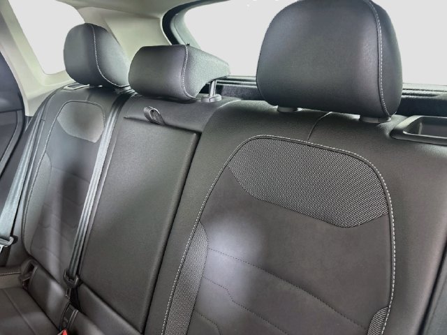Certified 2025 Volkswagen Taos SE AWD/4WD image 22
