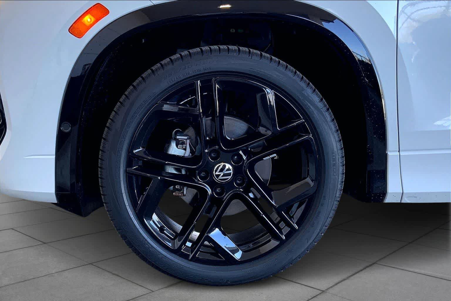 Used 2026 Volkswagen Tiguan SE R-Line FWD image 11