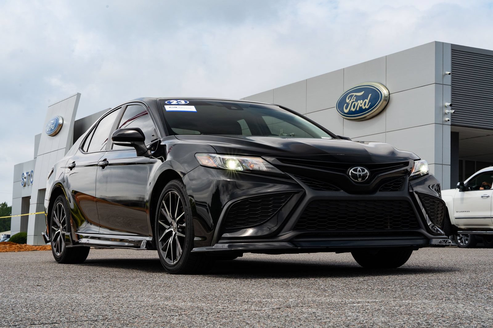 Used 2023 Toyota Camry SE FWD image 1