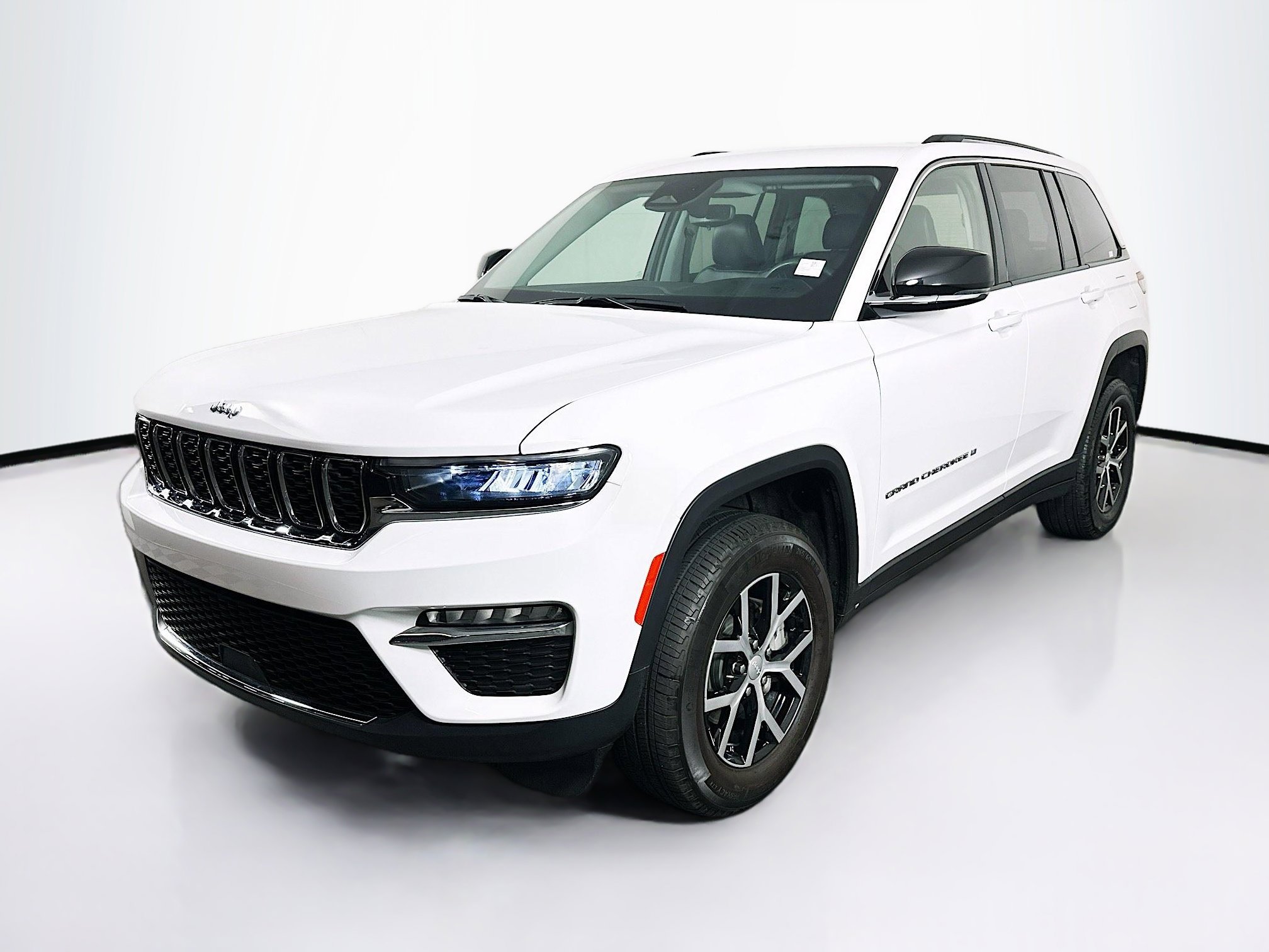 Used 2023 Jeep Grand Cherokee Limited AWD/4WD image 3