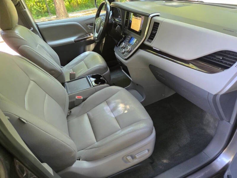 Used 2016 Toyota Sienna XLE FWD image 14