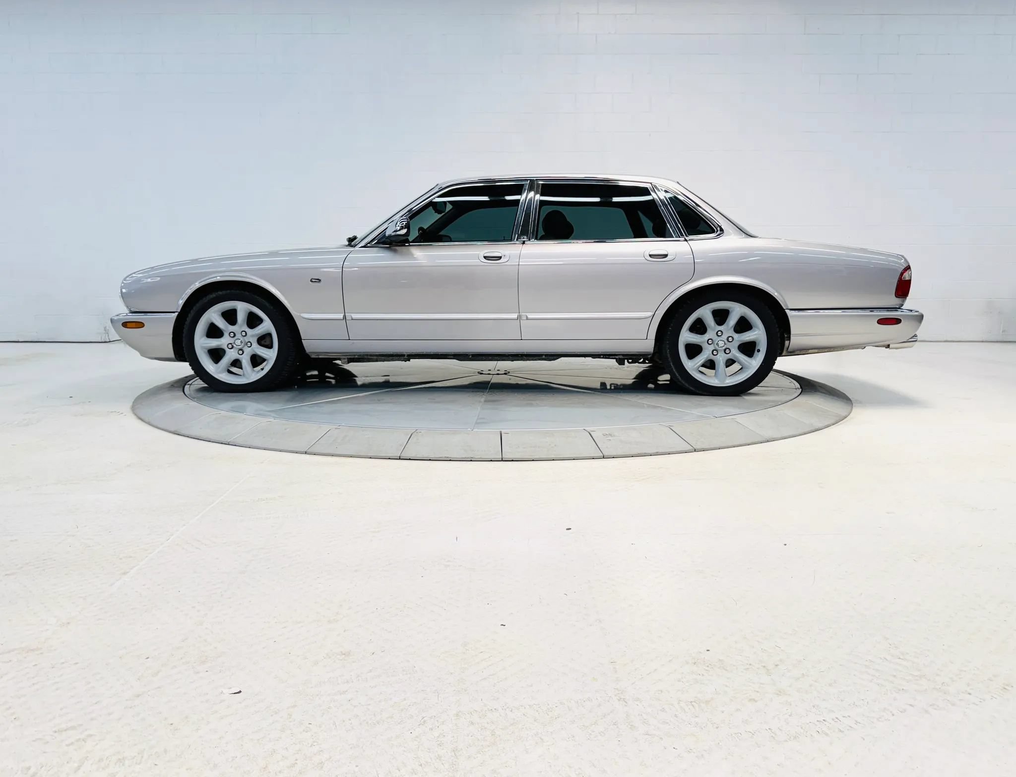 Used 2000 Jaguar XJ8 RWD image 20