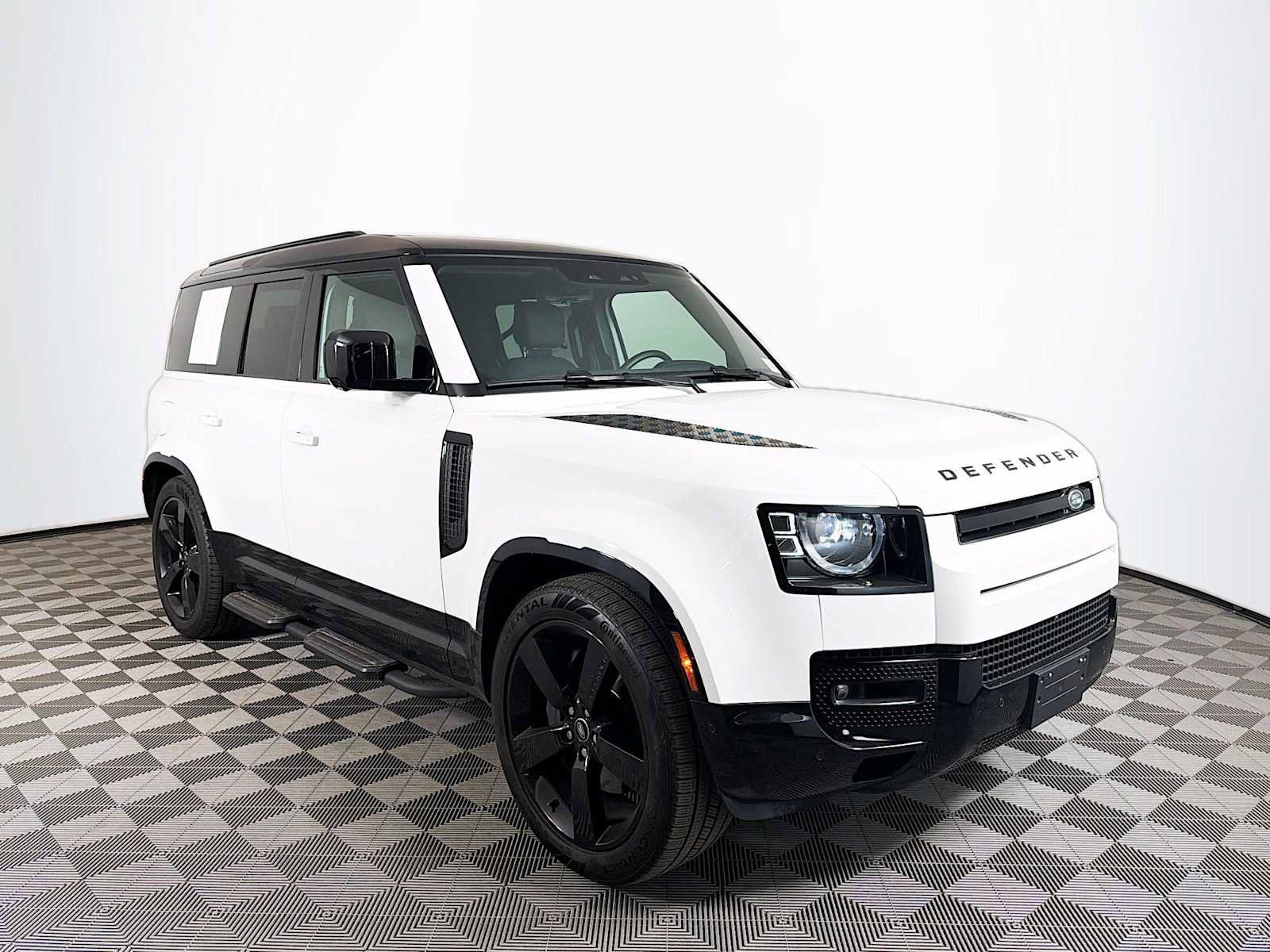 Used 2025 Land Rover Defender 110 X-Dynamic SE AWD/4WD image 3
