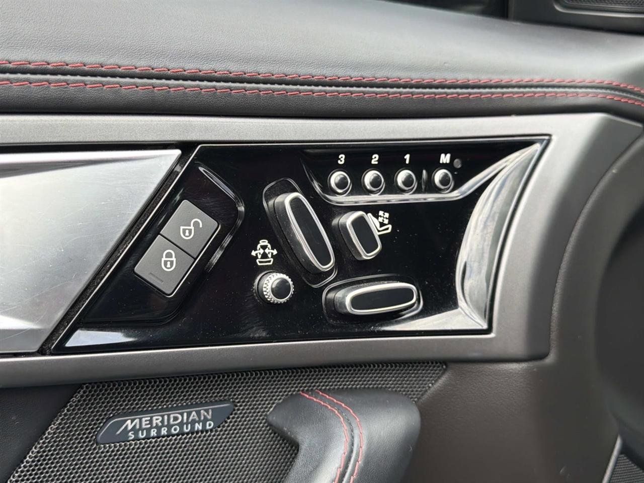 Used 2017 Jaguar F-TYPE R image 13