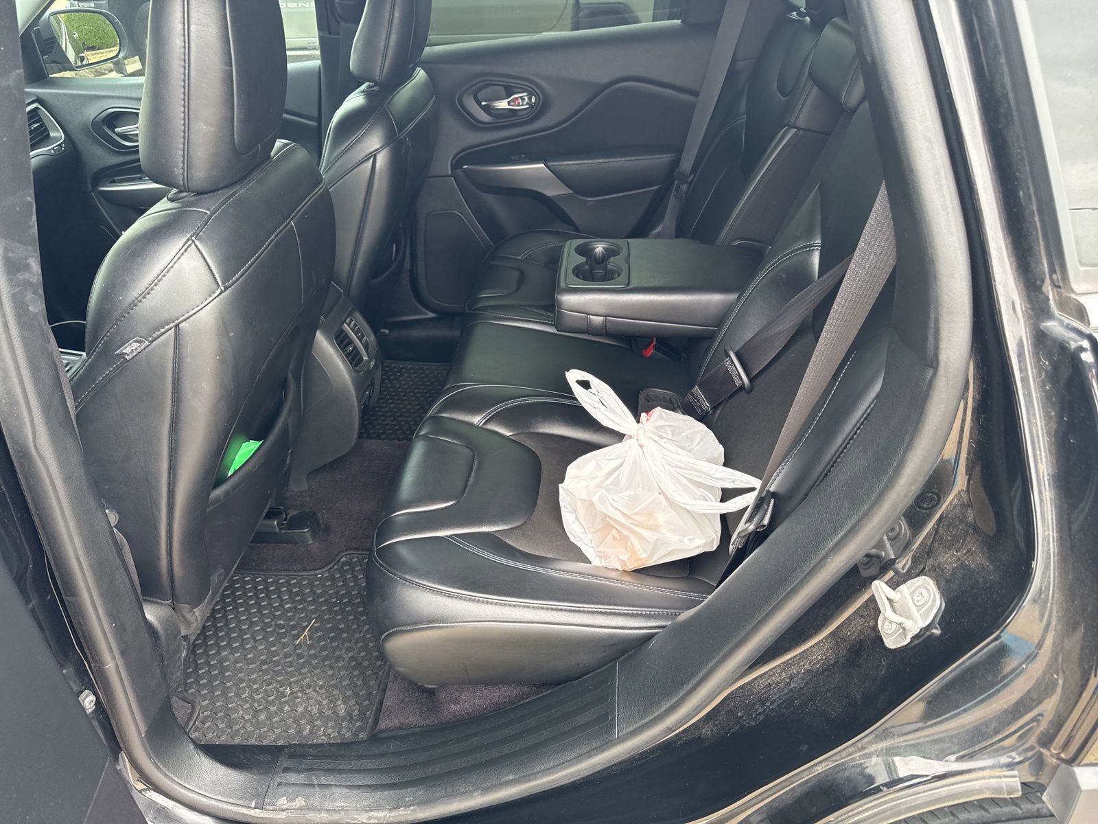 Used 2019 Jeep Cherokee Latitude Plus w/ Comfort/Convenience Group FWD image 10