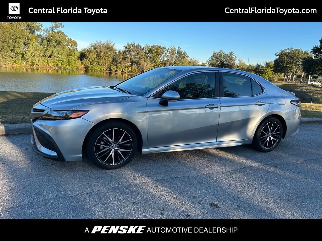 Used 2024 Toyota Camry SE image 1