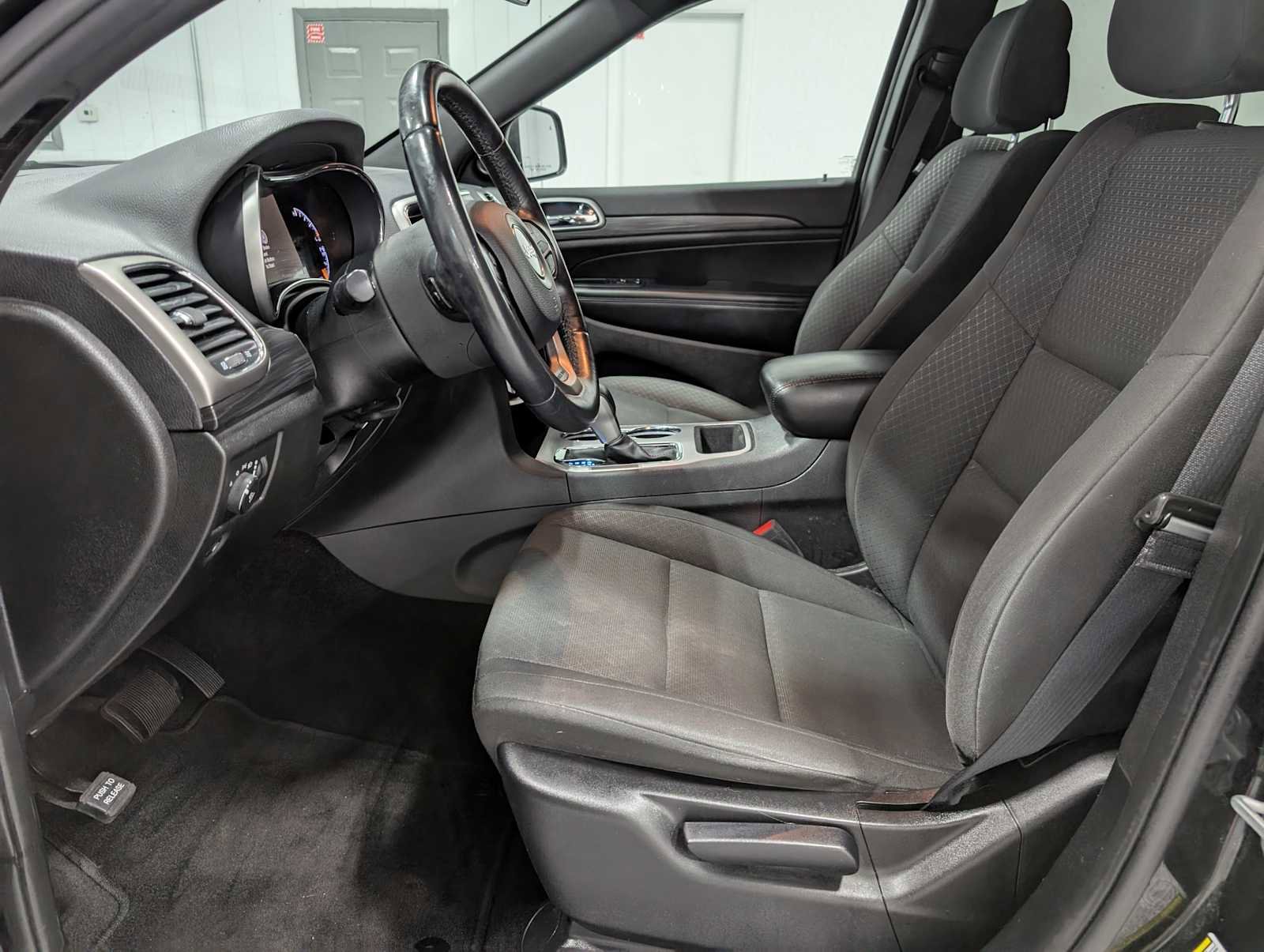 Used 2019 Jeep Grand Cherokee Laredo image 4
