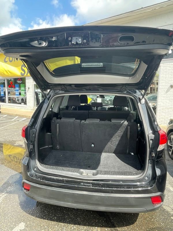 Used 2019 Toyota Highlander LE AWD/4WD image 11