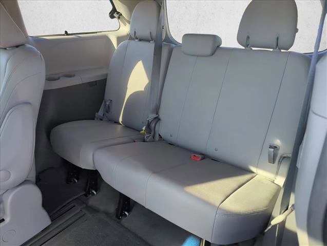 Used 2015 Toyota Sienna XLE image 17