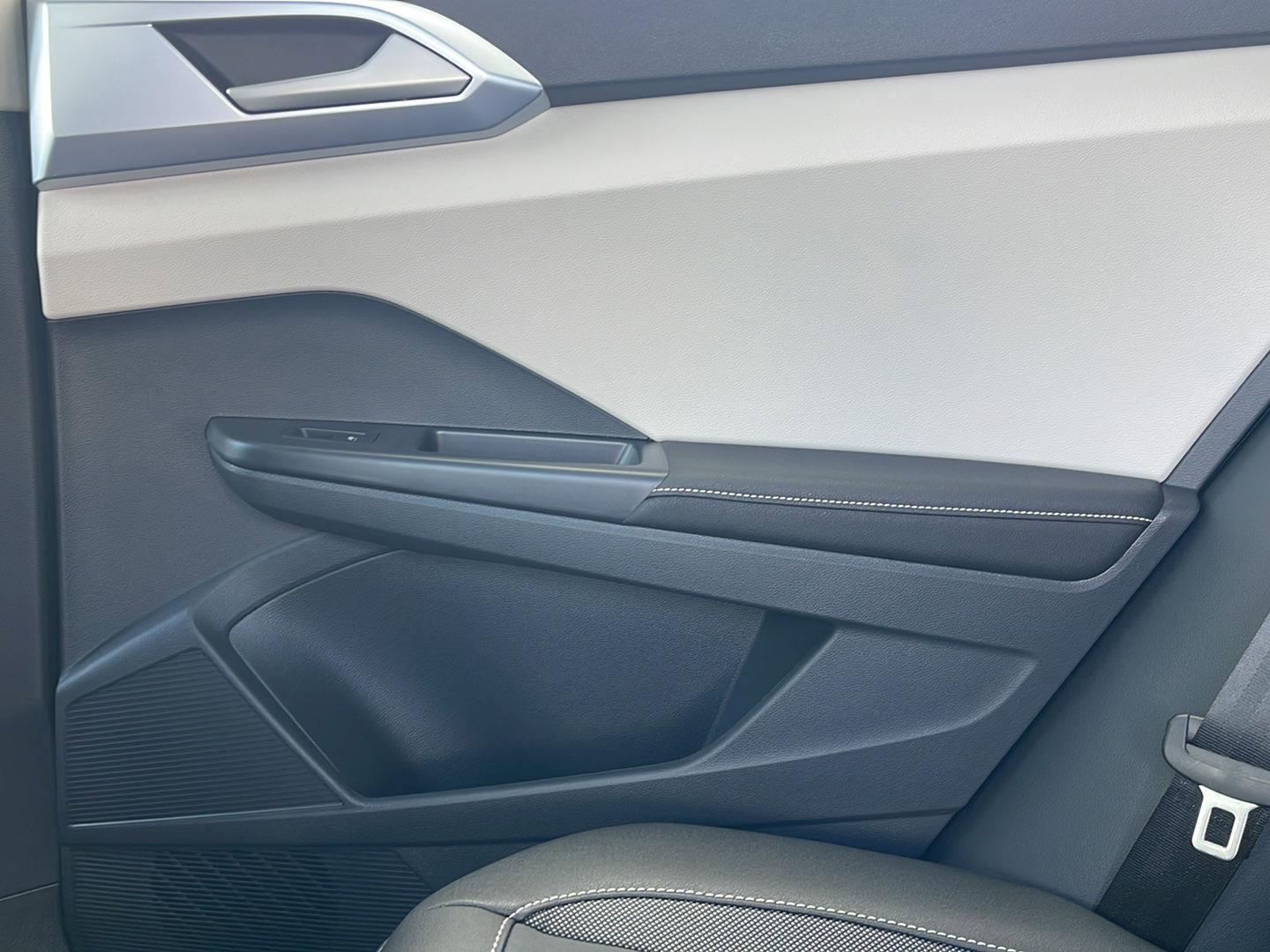 Used 2025 Volkswagen Taos SE image 19