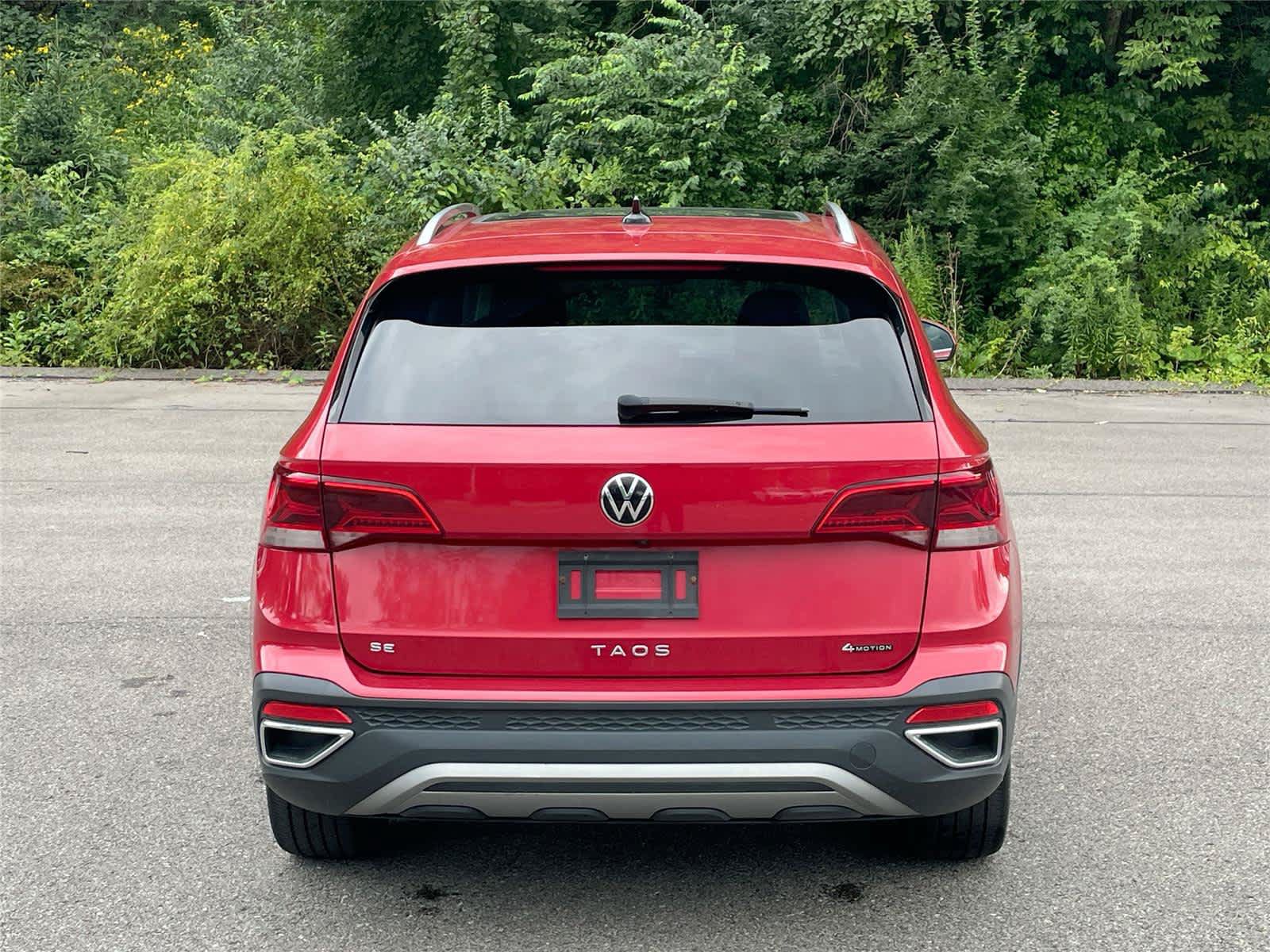 Used 2022 Volkswagen Taos SE w/ Panoramic Sunroof Package AWD/4WD image 4