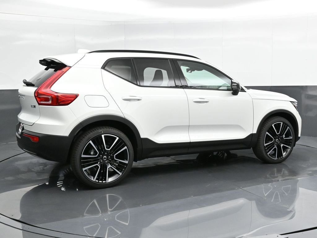 New 2025 Volvo XC40 B5 Plus w/ Climate Package image 3