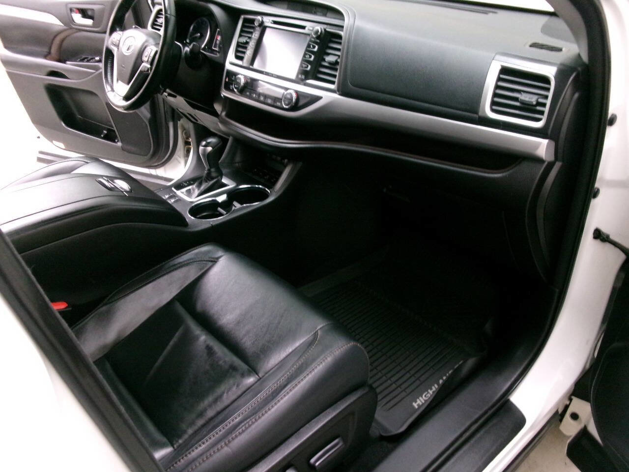 Used 2018 Toyota Highlander XLE image 29
