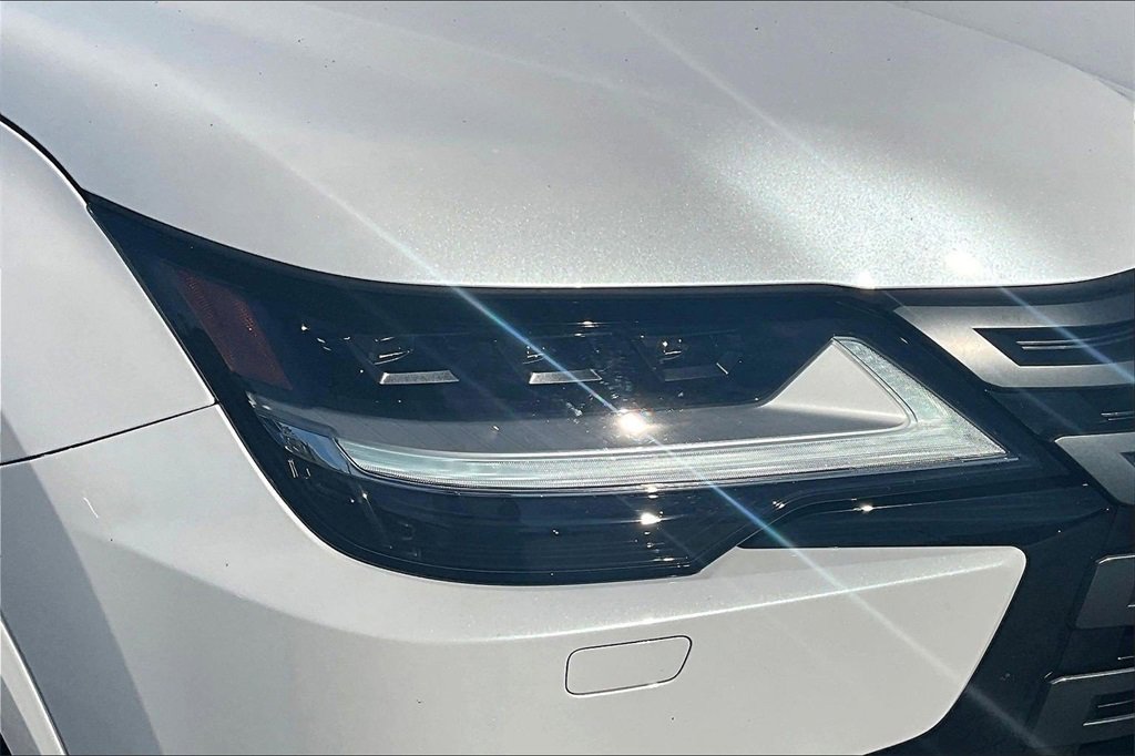 Used 2023 Lexus LX 600 4WD w/ Premium Package image 32