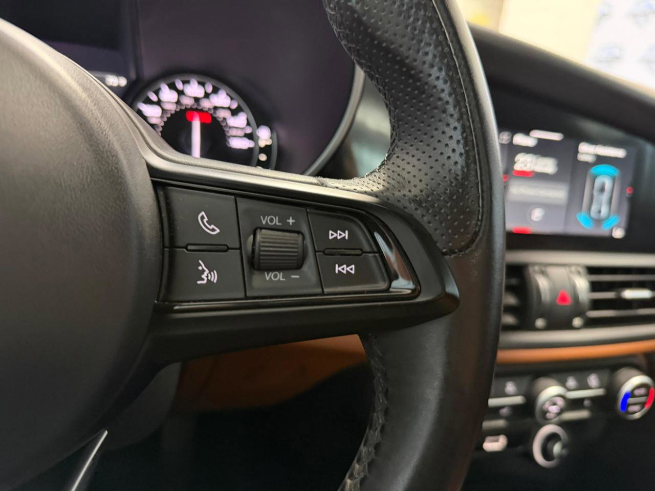 Used 2020 Alfa Romeo Giulia Ti w/ Nero Edizione RWD image 32