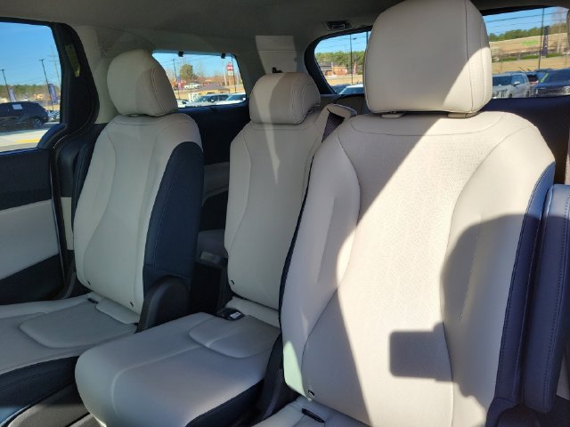 New 2026 Kia Carnival EX FWD image 11