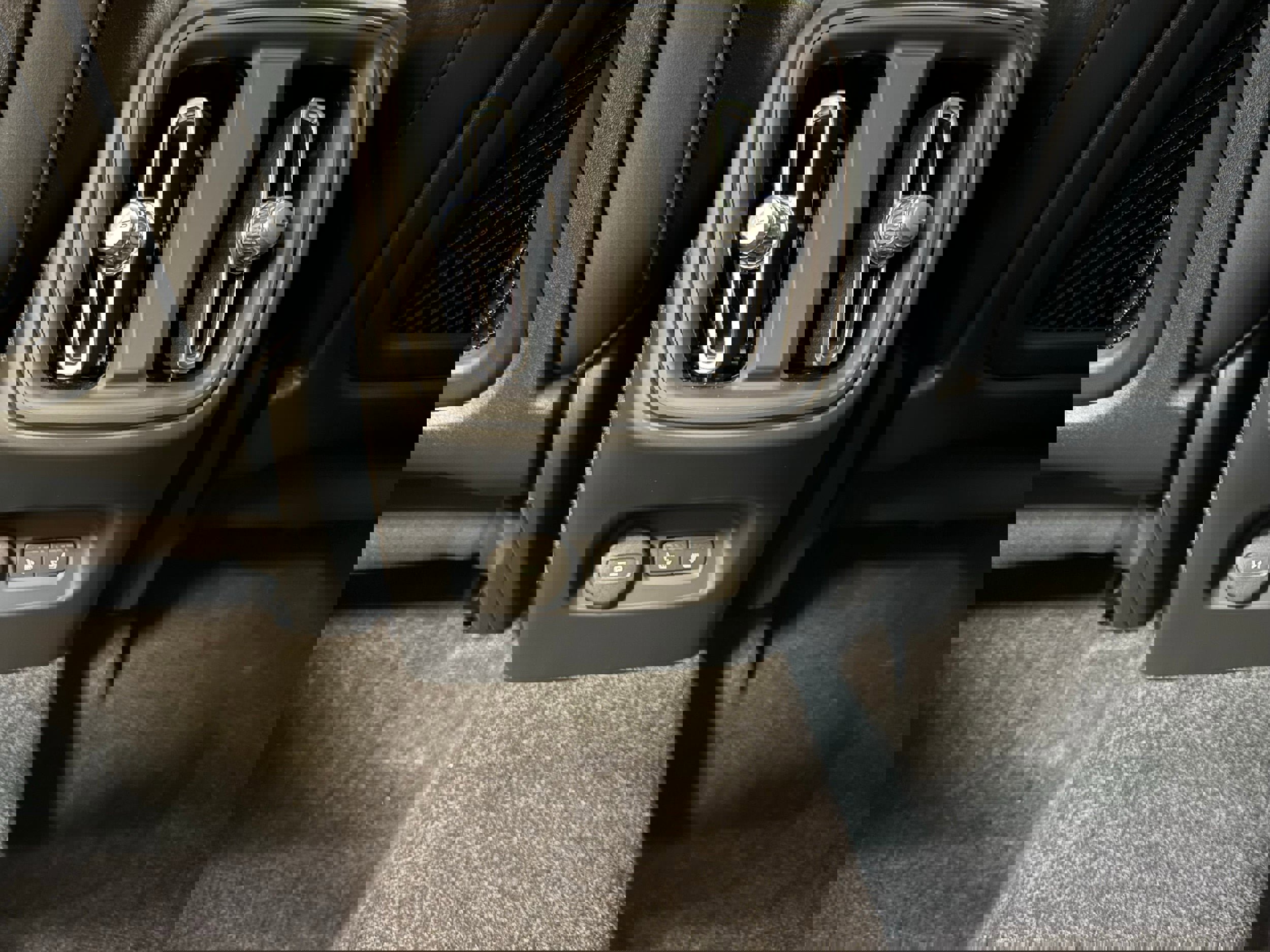 New 2026 Volvo XC40 B5 Ultra w/ Protection Package Premier image 33