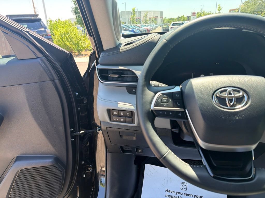 Used 2025 Toyota Highlander Platinum AWD/4WD image 28