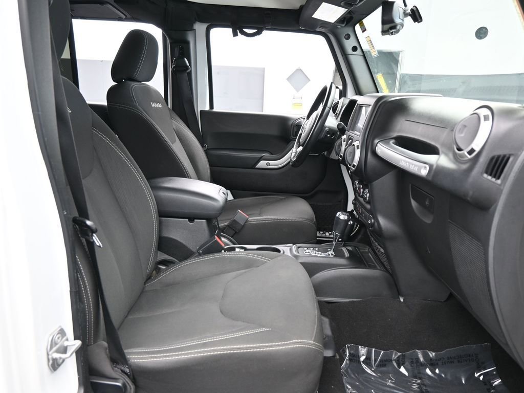 Used 2018 Jeep Wrangler Unlimited Sahara w/ Connectivity Group image 41