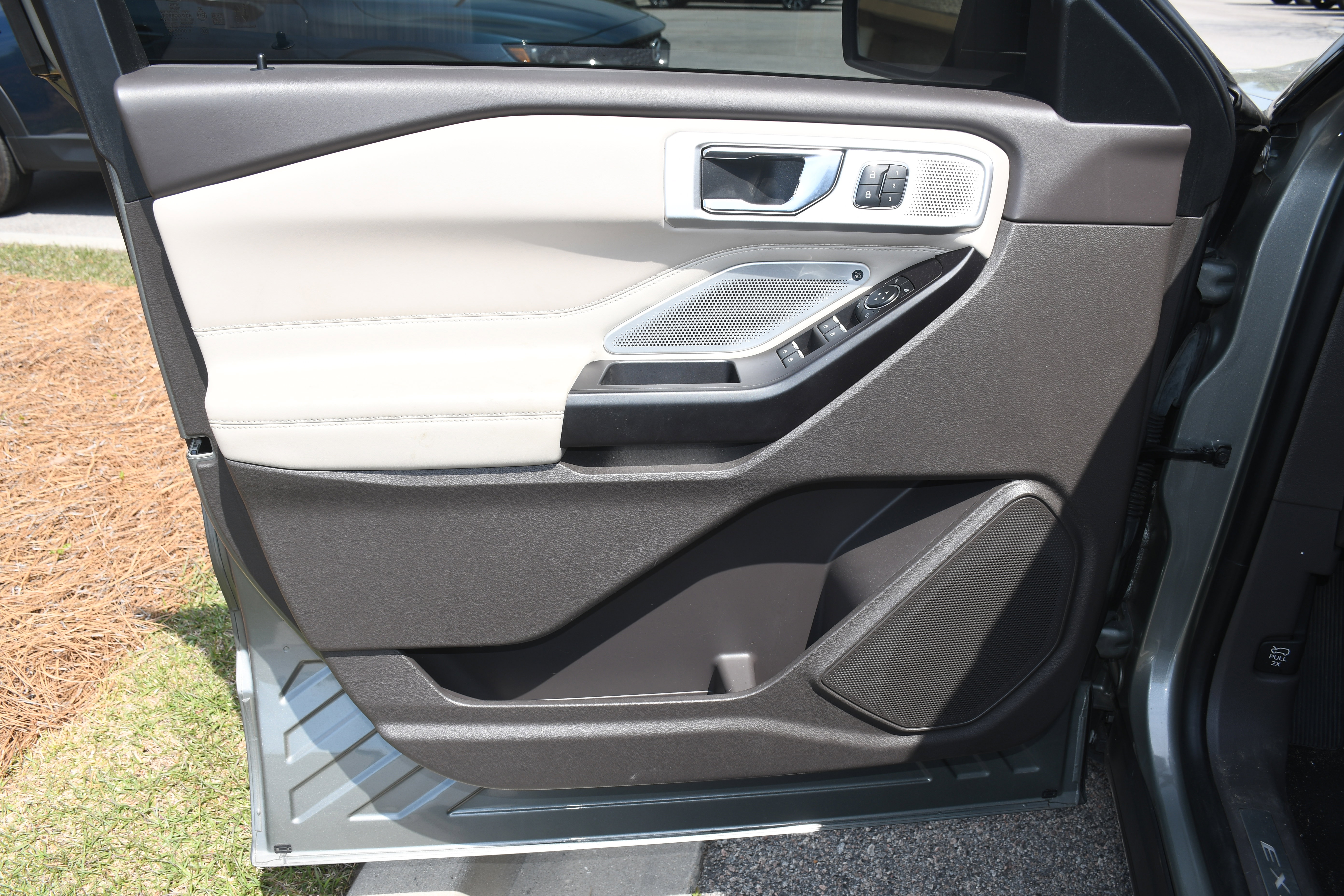 Used 2020 Ford Explorer Platinum w/ Premium Technology Package image 10