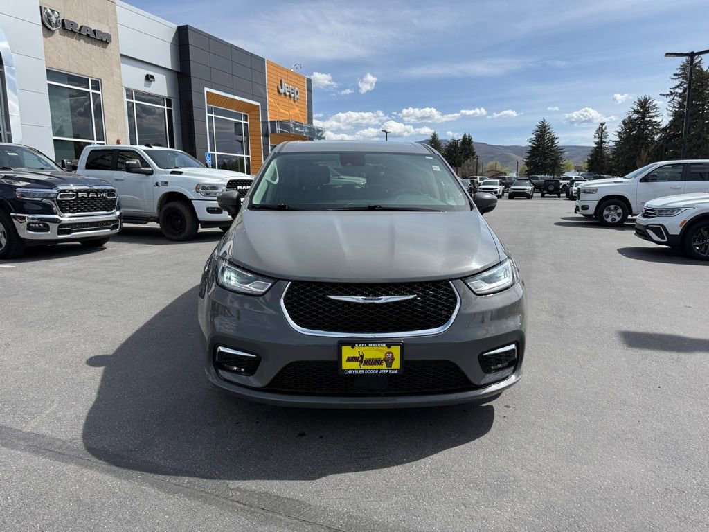 Used 2023 Chrysler Pacifica Touring-L FWD image 2