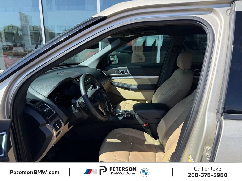 Used 2017 Ford Explorer XLT w/ Equipment Group 202A AWD/4WD image 13
