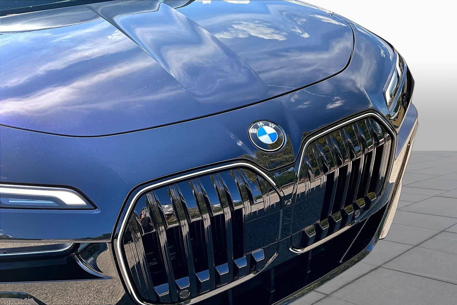 Used 2025 BMW 740i w/ Premium Package RWD image 31