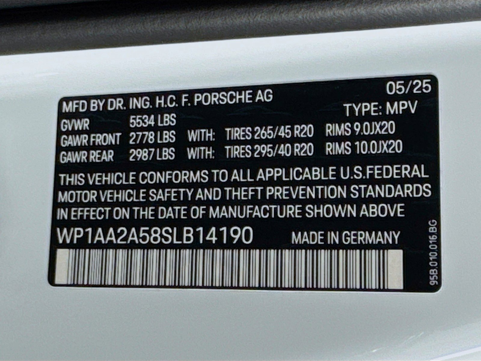 Certified 2025 Porsche Macan AWD/4WD image 27