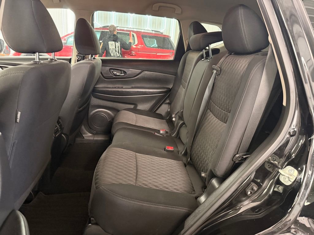 Used 2020 Nissan Rogue SV image 32