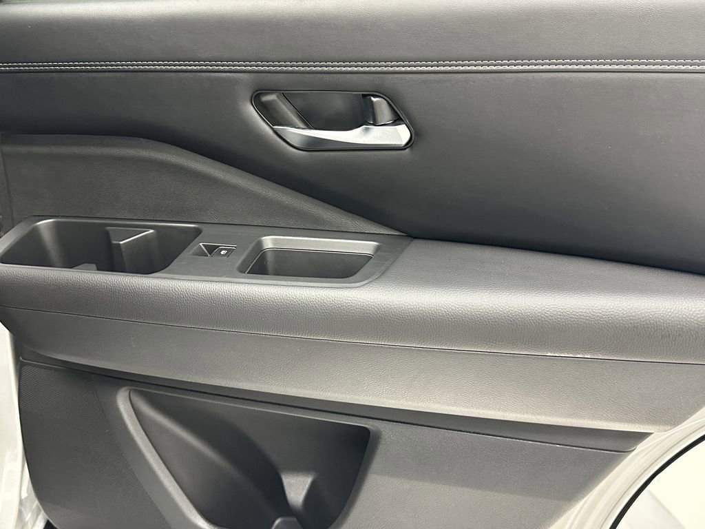 Used 2023 Nissan Pathfinder Platinum image 19