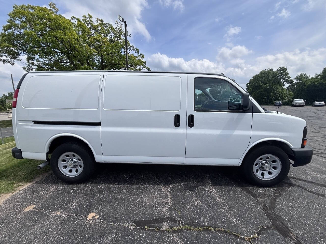 Used 2013 Chevrolet Express 1500 RWD image 2