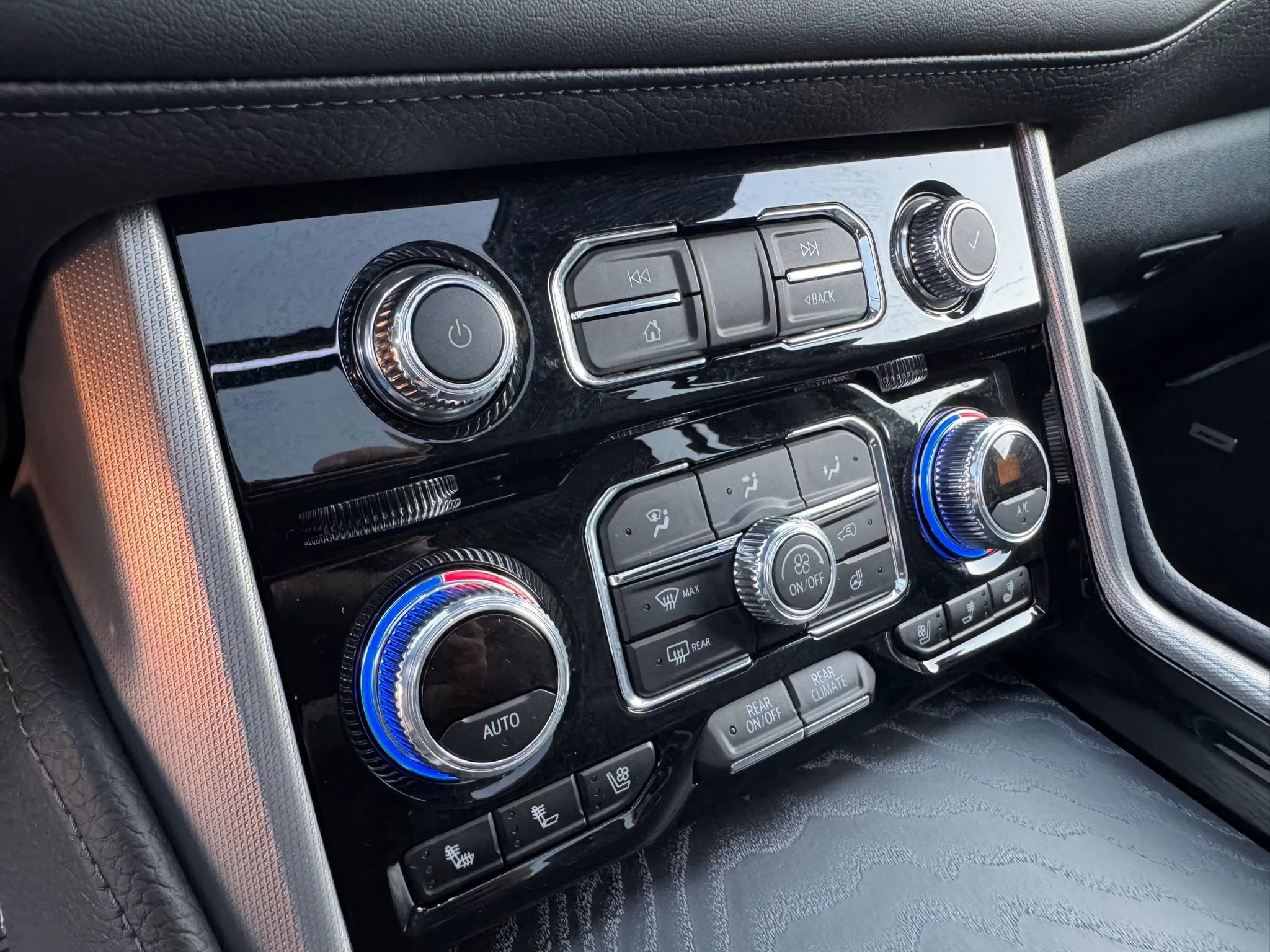 Used 2024 GMC Yukon XL Denali w/ Advanced Technology Package image 34