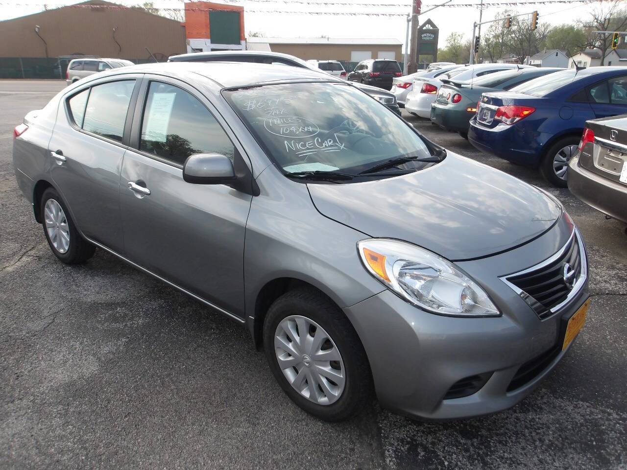 Used 2012 Nissan Versa SV image 1