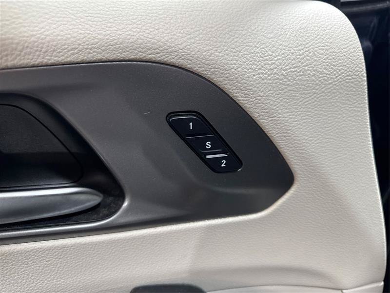 Used 2023 Chrysler Pacifica Touring-L w/ Uconnect Theater Family Group FWD image 36