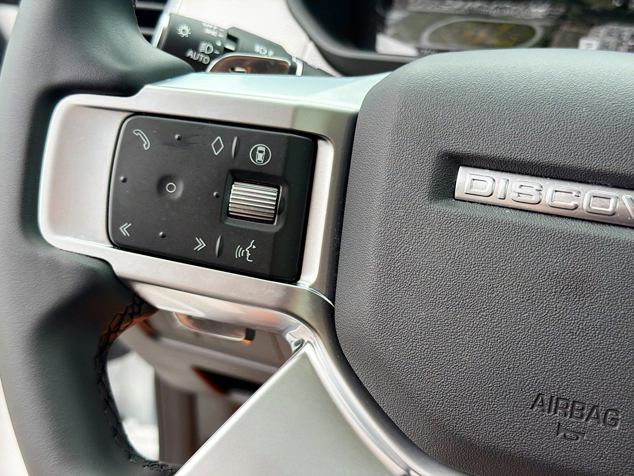 Used 2025 Land Rover Discovery Dynamic SE AWD/4WD image 39