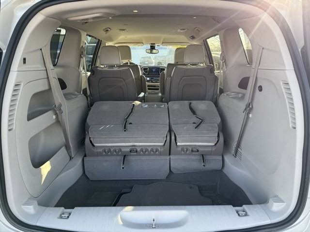 Certified 2017 Chrysler Pacifica Touring-L image 32
