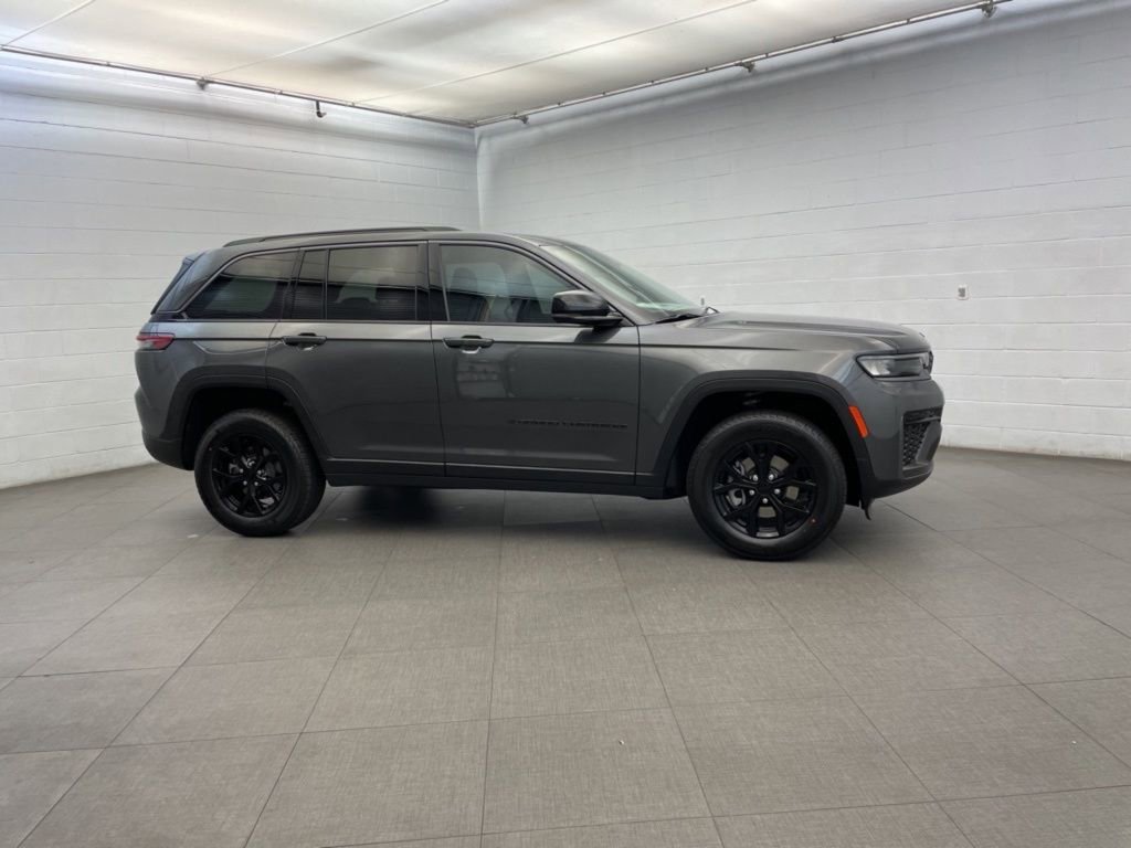 New 2026 Jeep Grand Cherokee Altitude RWD image 2