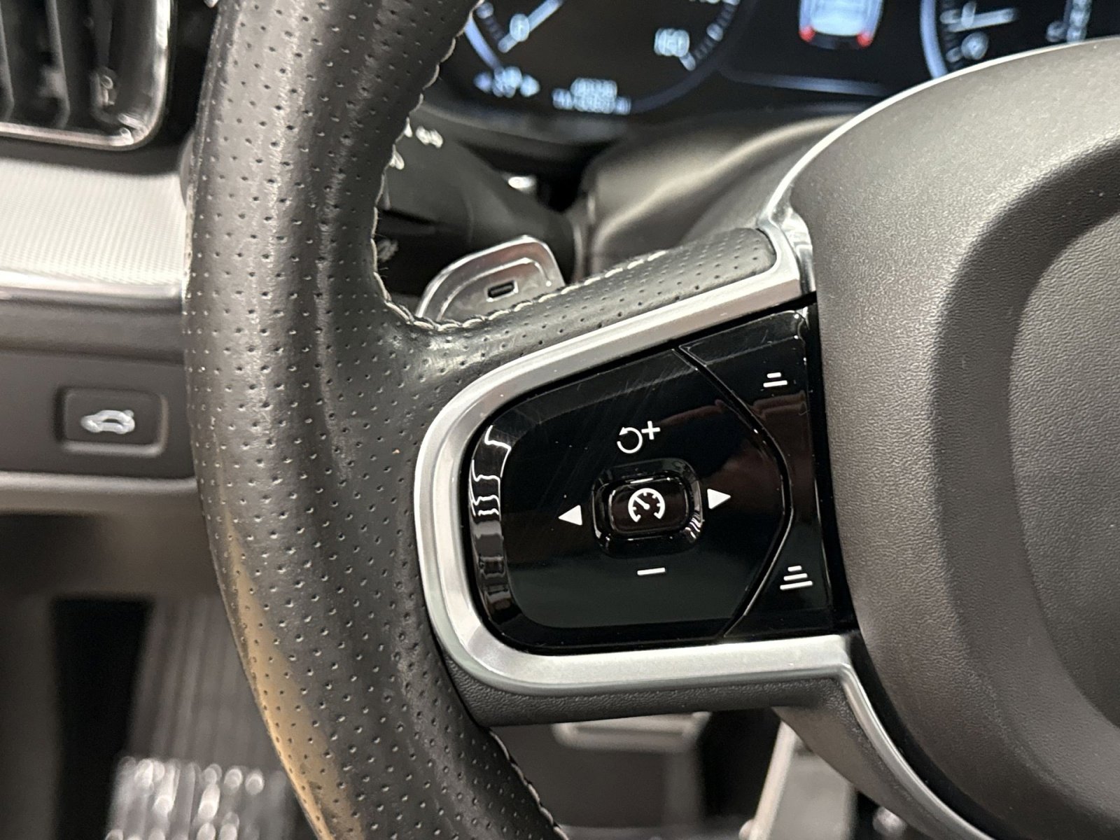 Used 2018 Volvo XC60 T5 R-Design w/ Convenience Package AWD/4WD image 39