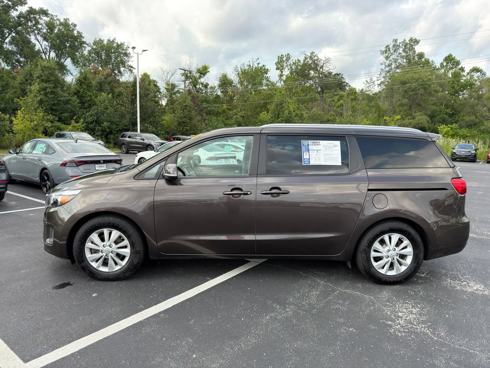 Used 2017 Kia Sedona LX w/ LX Essentials Premium Package FWD image 3