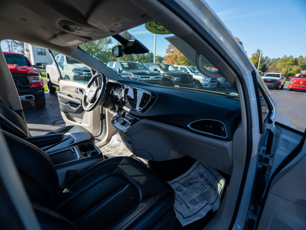 Used 2023 Chrysler Pacifica Touring-L FWD image 23