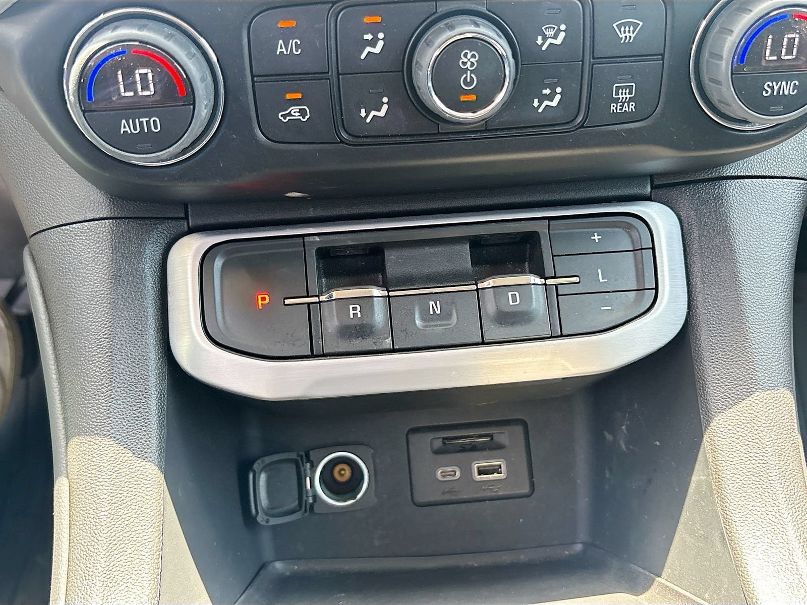Used 2023 GMC Acadia SLE w/ Driver Convenience Package FWD image 17