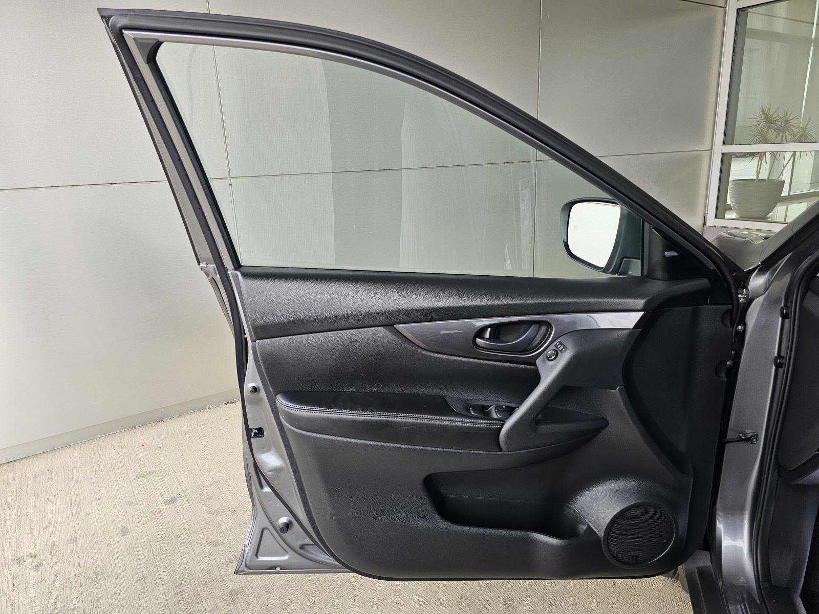 Used 2020 Nissan Rogue S image 18