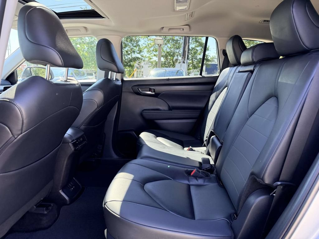 Used 2025 Toyota Highlander XLE AWD/4WD image 16